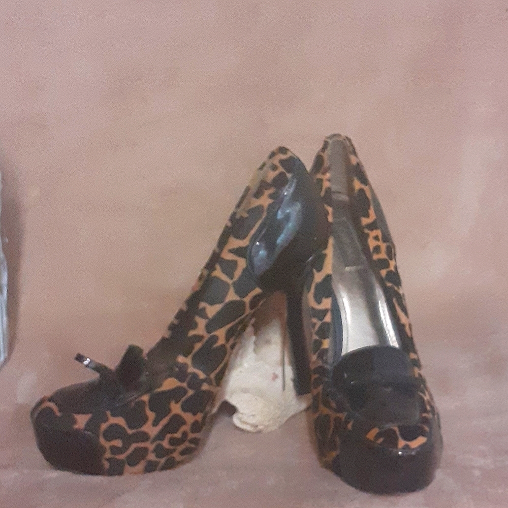 VINCE CAMUTO Heels